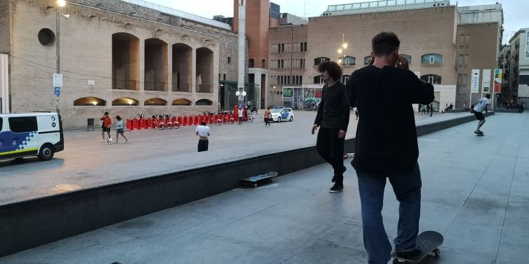 Dos patinadores este jueves en la plaza dels Àngels de Barcelona / GUILLEM ANDRÉS