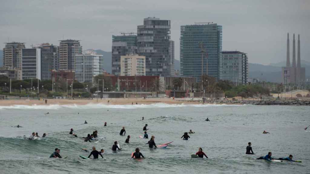 La playa de Barcelona, plagada de surfistas