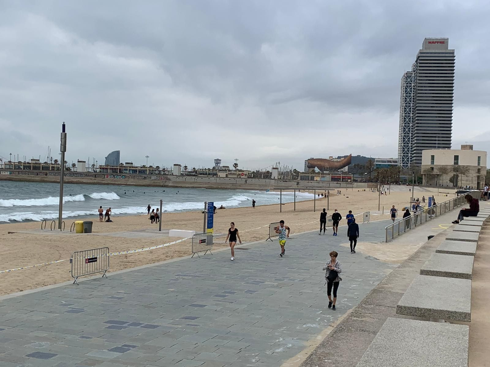 Barceloneses en la playa de Bogatell / V.M. 