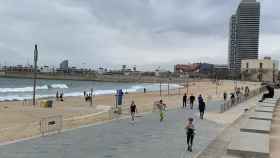 Barceloneses en la playa de Bogatell / V.M.