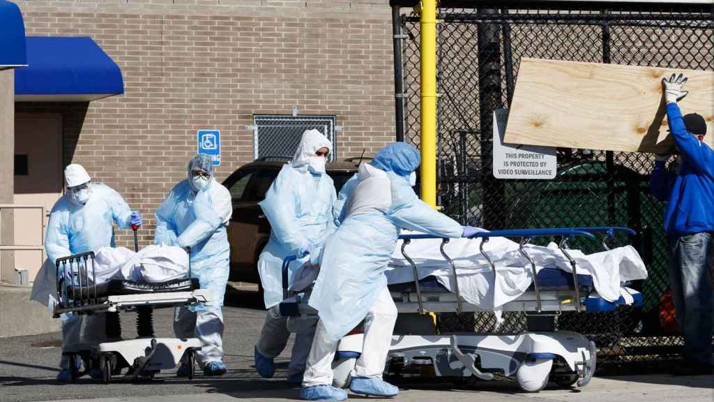 Personal médico traslada a víctimas de coronavirus en Brooklyn, Nueva York, en una imagen de archivo / EFE