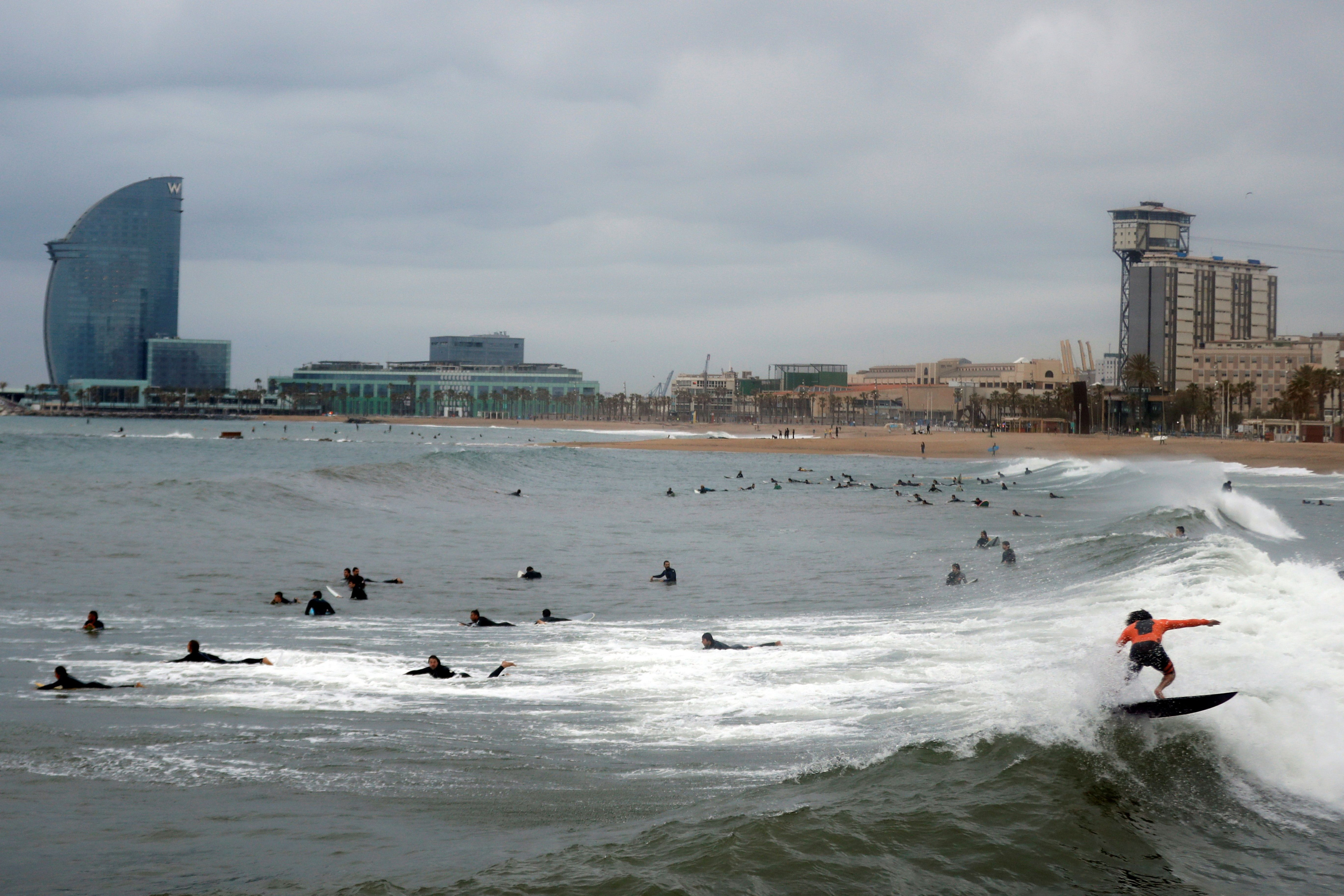 Vista general en la playa de la Barceloneta este sábado en Barcelona, segundo día en el que está permitido el acceso a las playas para practicar deportes individuales / EFE - TONI ALBIR