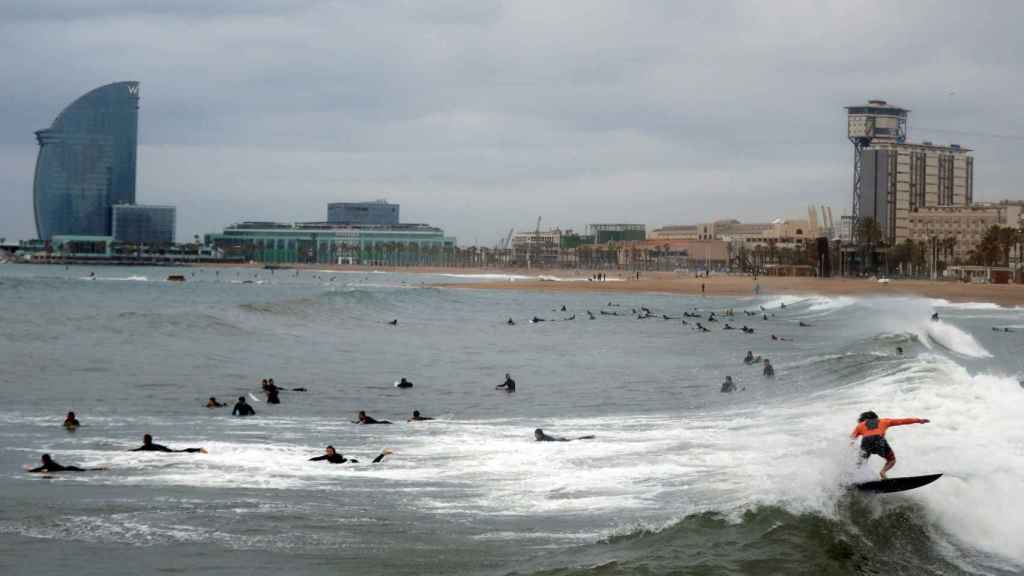 Vista general en la playa de la Barceloneta este sábado en Barcelona, segundo día en el que está permitido el acceso a las playas para practicar deportes individuales / EFE