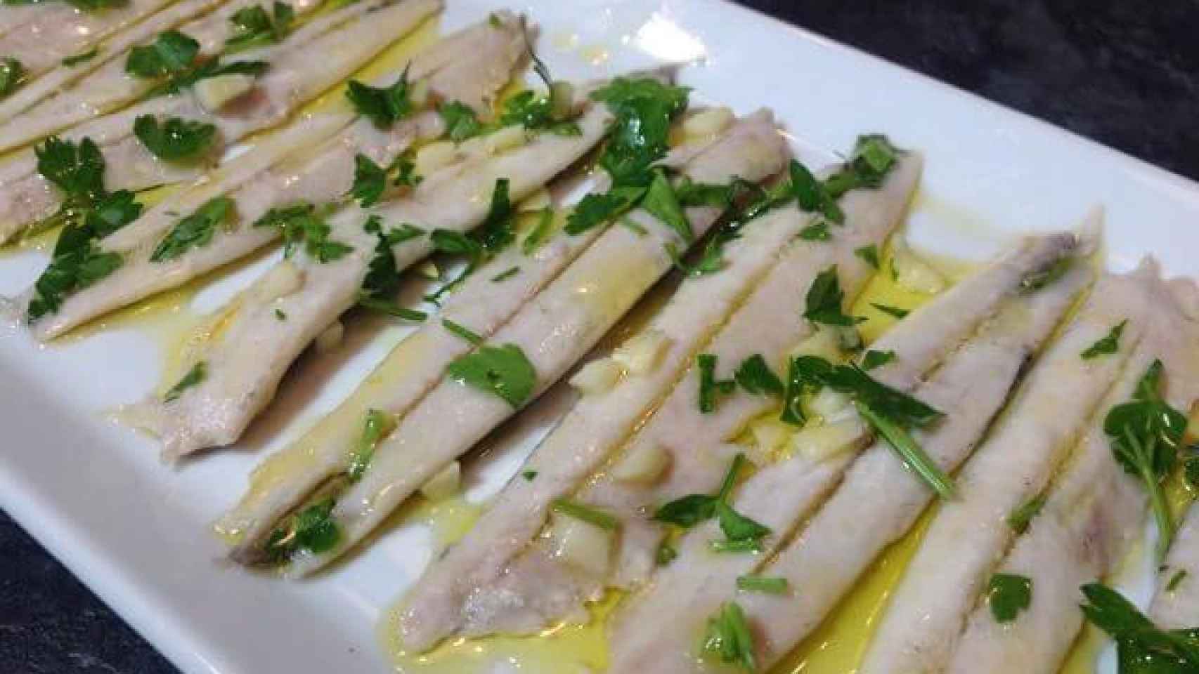 Un plato de boquerones en vinagre