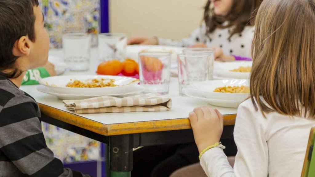 Alumnos en un comedor escolar de Barcelona