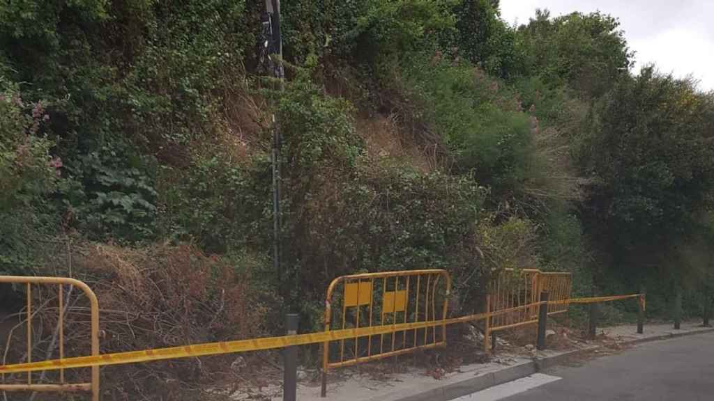 Los desprendimientos invaden una calle de la Teixonera