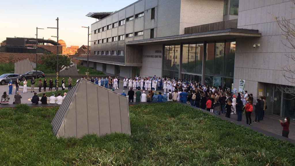 Homenaje al anestesista fallecido el 23 de abril a las puertas del Hospital Sant Pau / M.A