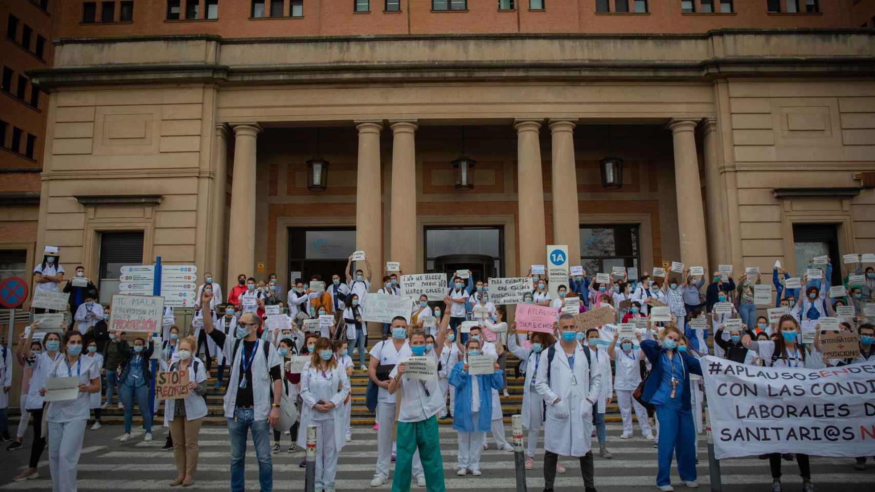 Sanitarios se concentran ante al Hospital Vall d'Hebron de Barcelona en el Día Inernacional de la Enfermería / DAVID ZORRAKINO - EUROPA PRESS