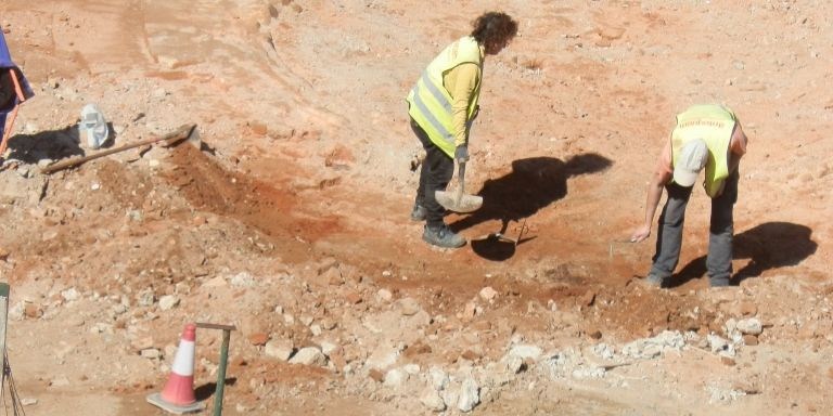 Arqueólogos trabajando en el solar de Cosme Toda / STOP MASSIFICACIÓ L'H COSME TODA