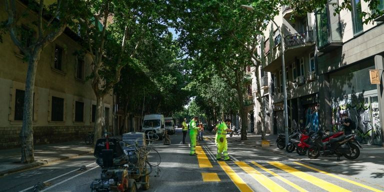 La calle Consell de Cent, con dos carriles anulados para la circulación de vehículos