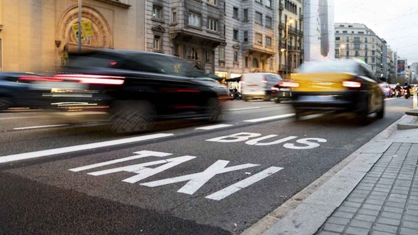 Coches en una calle de Barcelona / AYUNTAMIENTO DE BARCELONA