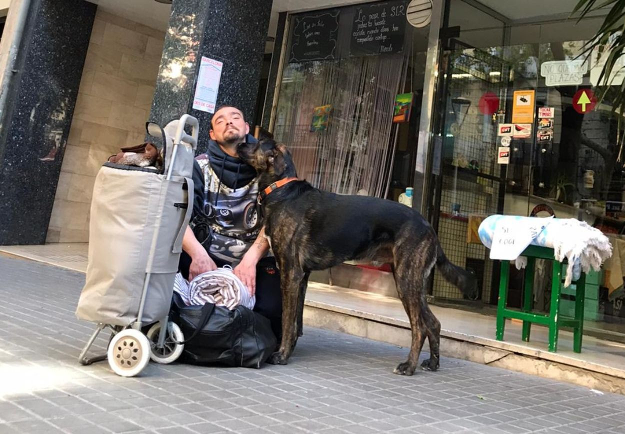 Jean-Pierre, fotografiado pocos días antes de morir enfrente de Casa Cádiz / CEDIDA