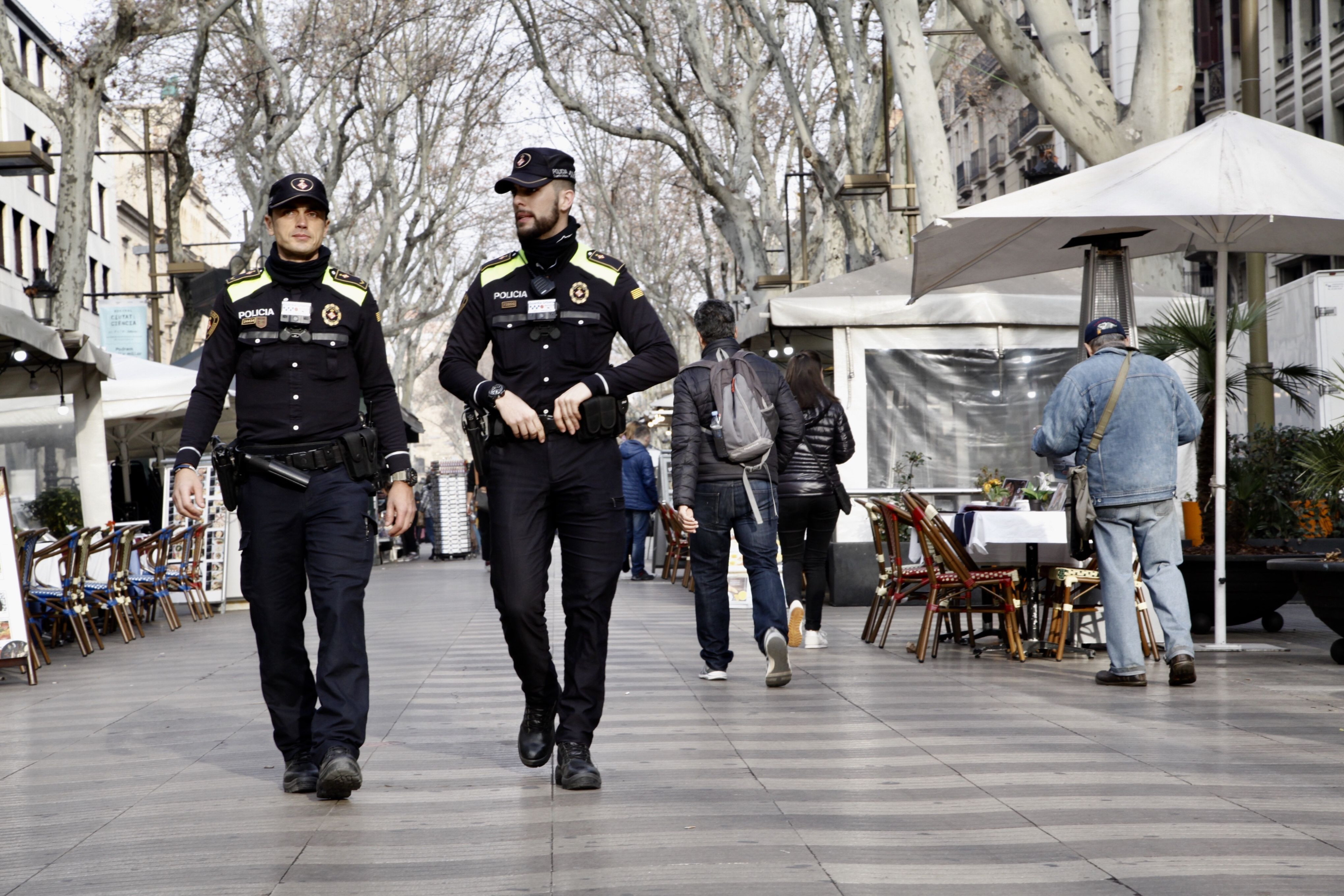 Agentes de la Guardia Urbana pasean por la Rambla / ARCHIVO