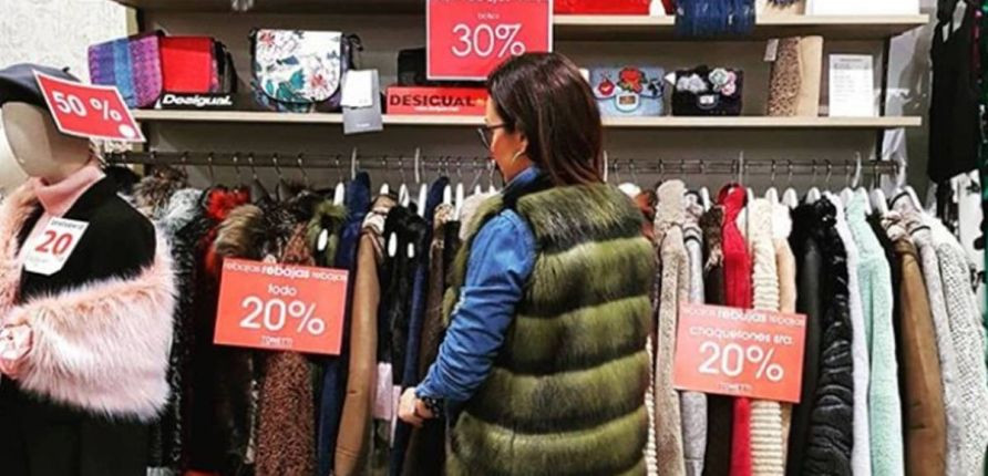 Un establecimiento de ropa con ofertas y descuentos en sus productos