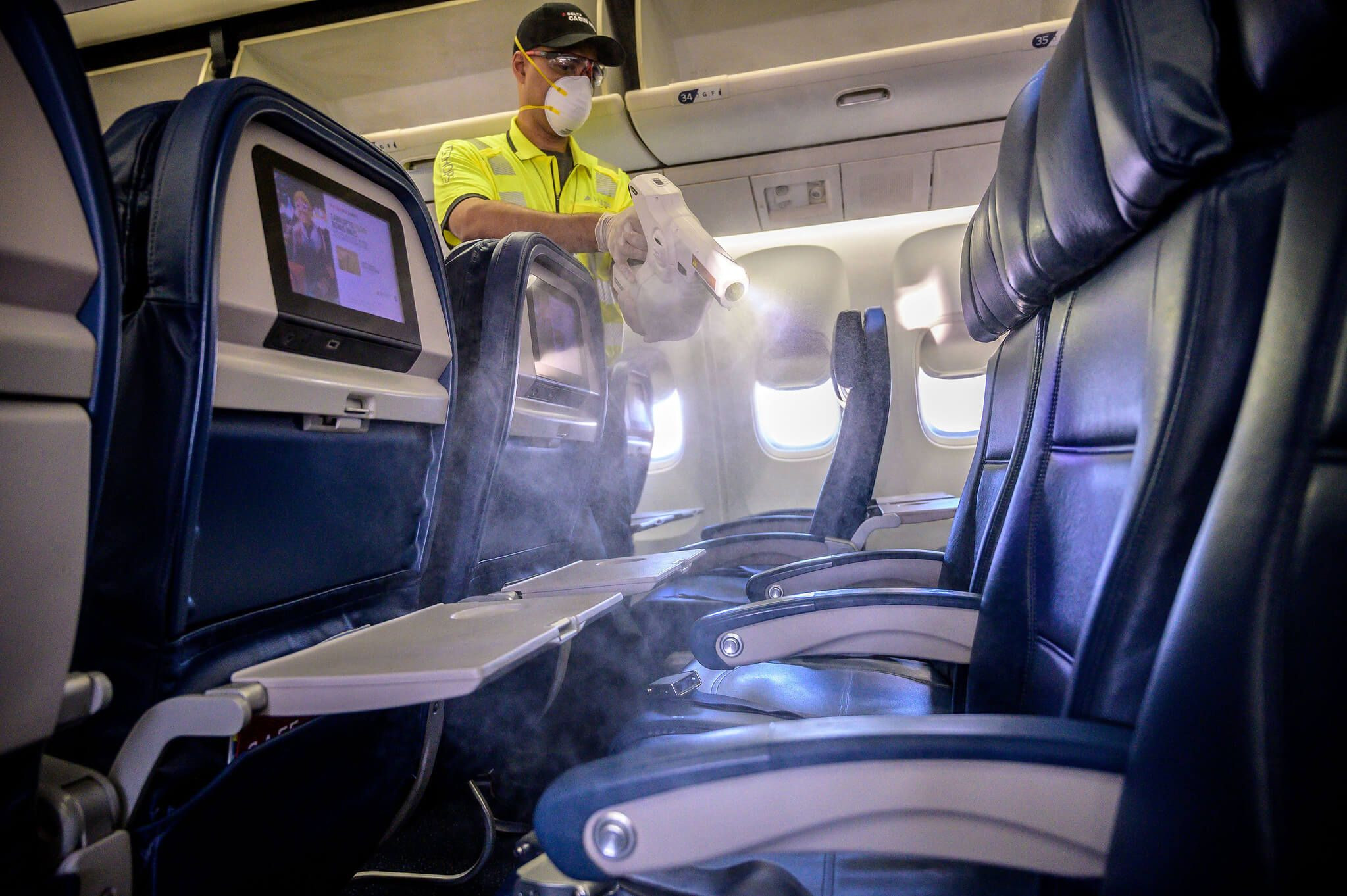 Un trabajador desinfectando un avión durante la pandemia del coronavirus