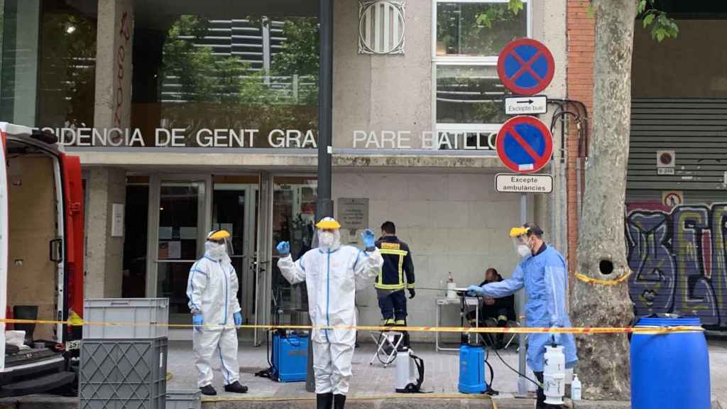 Bomberos desinfectándose tras desinfectar una residencia de ancianos / METRÓPOLI ABIERTA