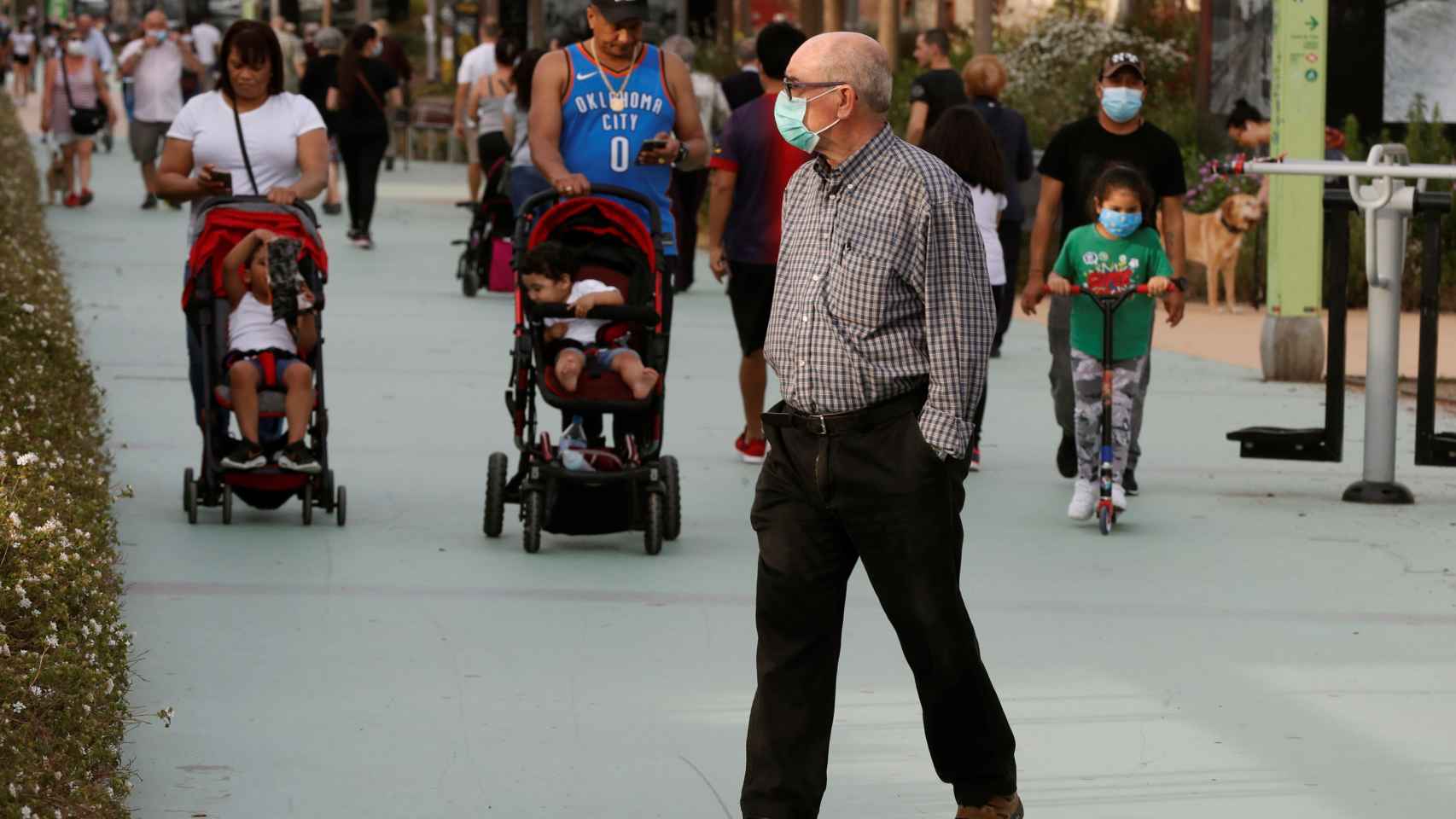 Barceloneses paseando en grupo durante la fase 0,5 / EFE