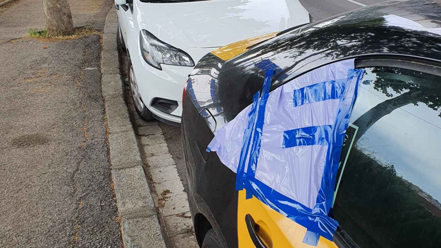 Un taxi con el cristal roto en Trinitat Vella este miércoles / M.A