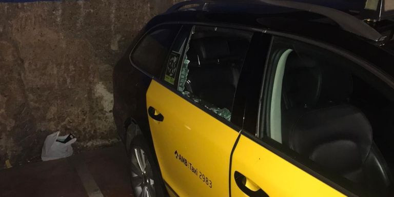 Ventanilla de un taxi hecha añicos en el interior de un aparcamiento / MA