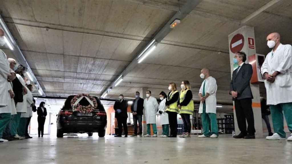 Profesionales de Serveis Funeraris de Barcelona y Mémora despiden al último fallecido acogido en el depósito excepcional del Tanatorio de Collserola / GRUPO MÉMORA