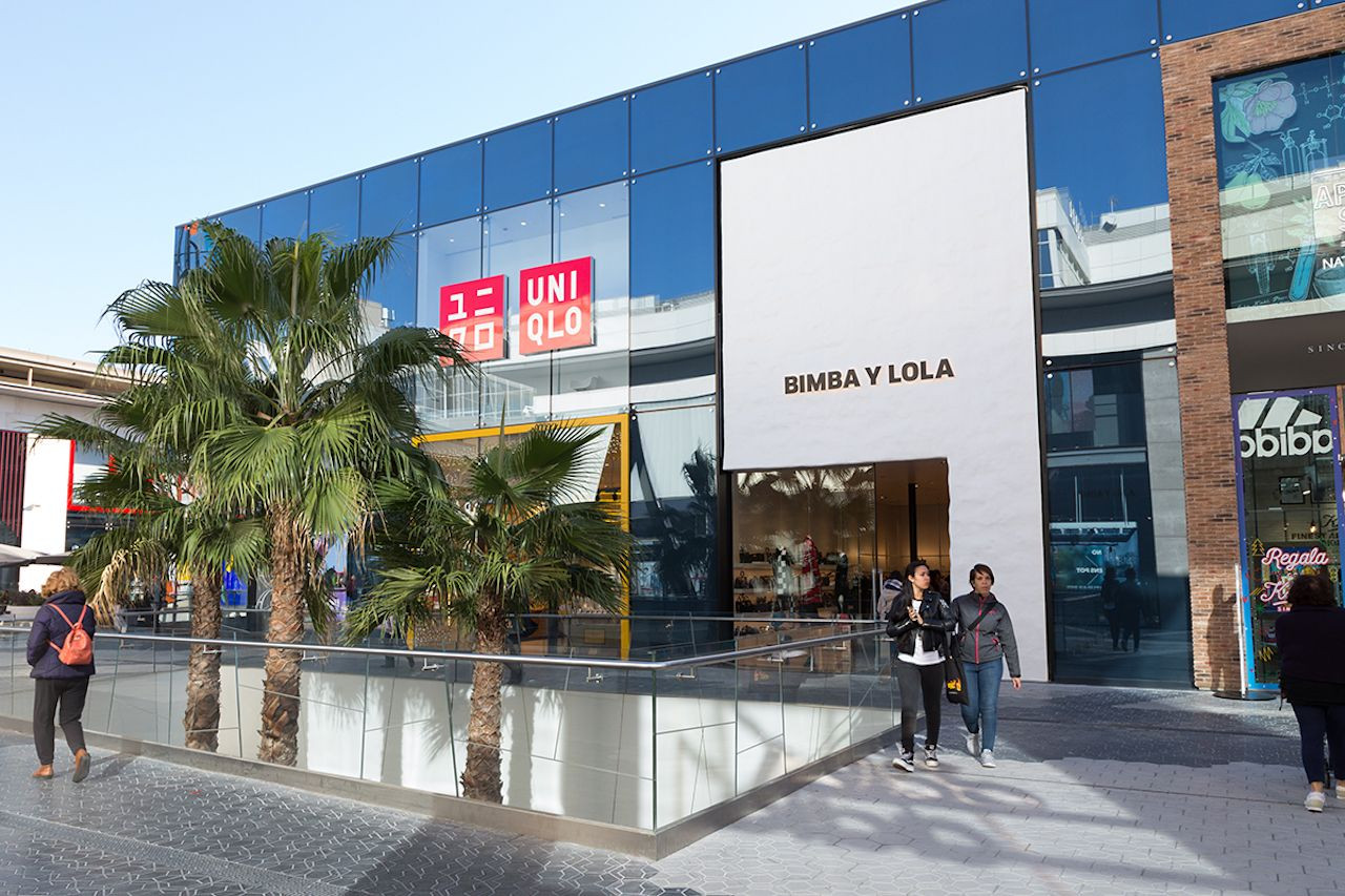 Exterior de varios comercios del centro comercial Glòries de Barcelona