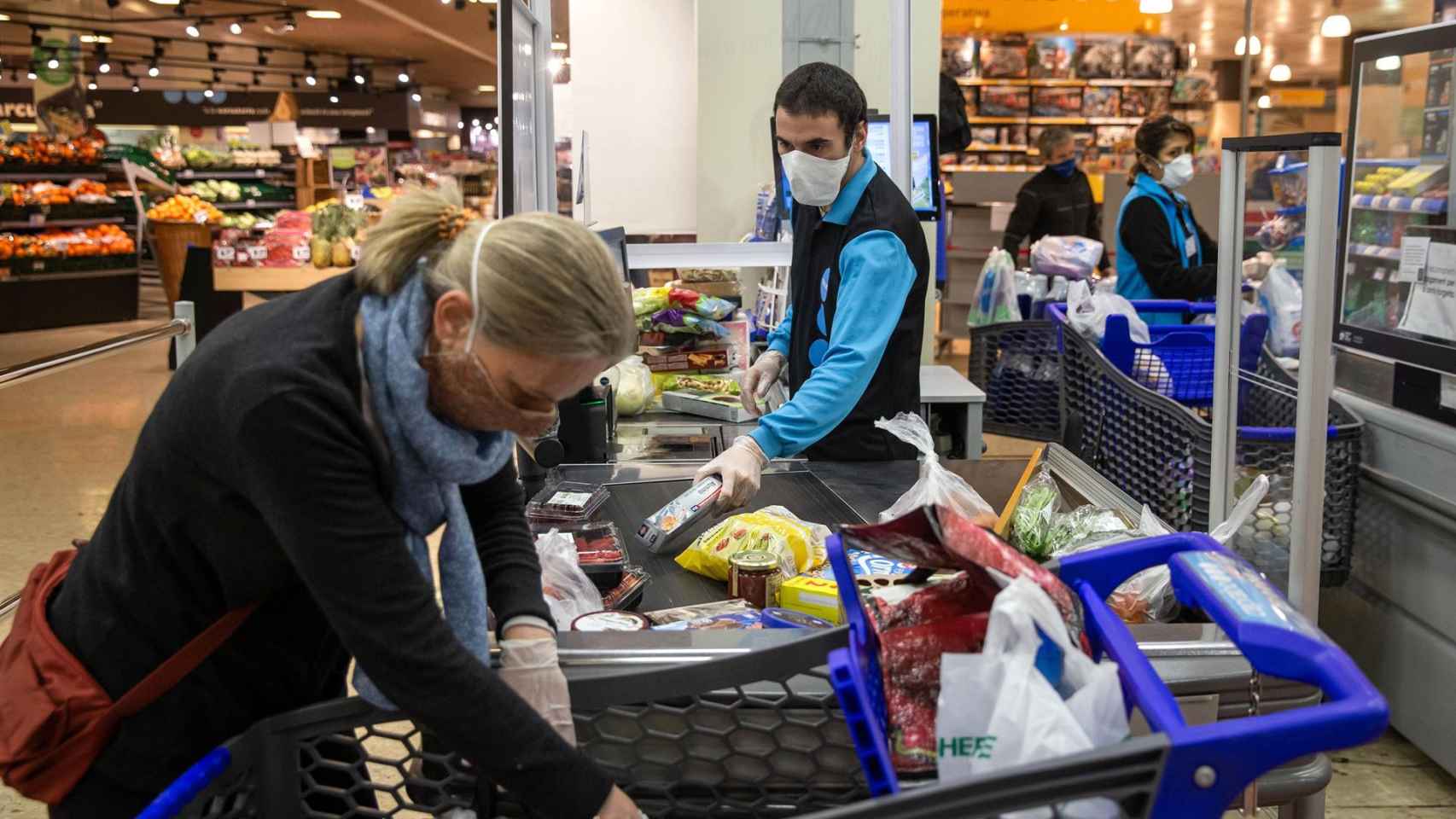 Un supermercado de Caprabo con un trabajador protegido con una masarilla / CAPRABO