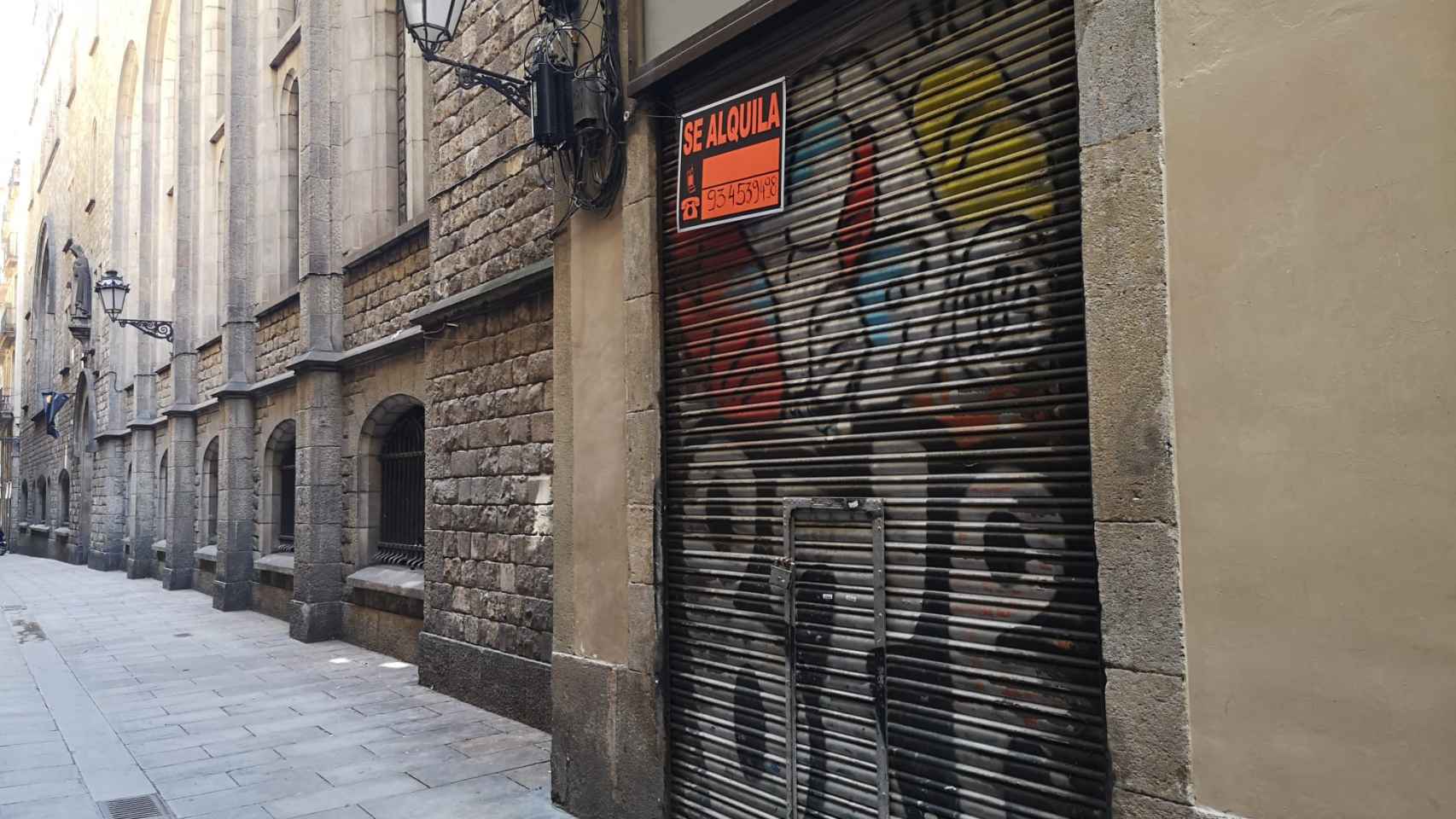 Local con el cartel de se alquila en el Gòtic / GUILLEM ANDRÉS