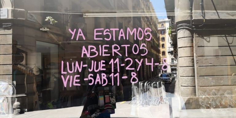 Mensaje informativo que anucia la apertura de un pequeño negocio en el barrio del Gòtic / M.A