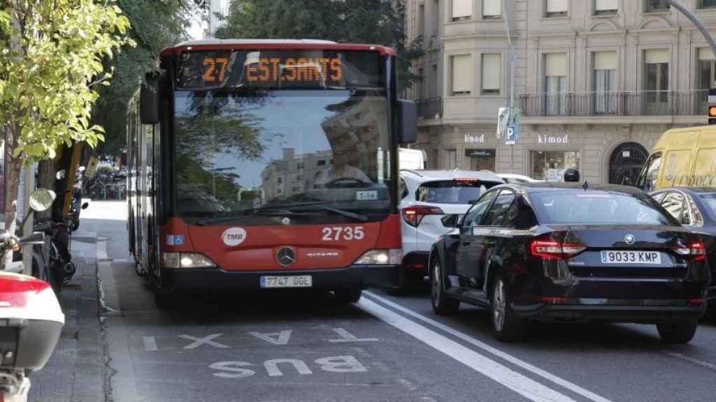 Un autobús de TMB en Barcelona / JORDI ROMERO