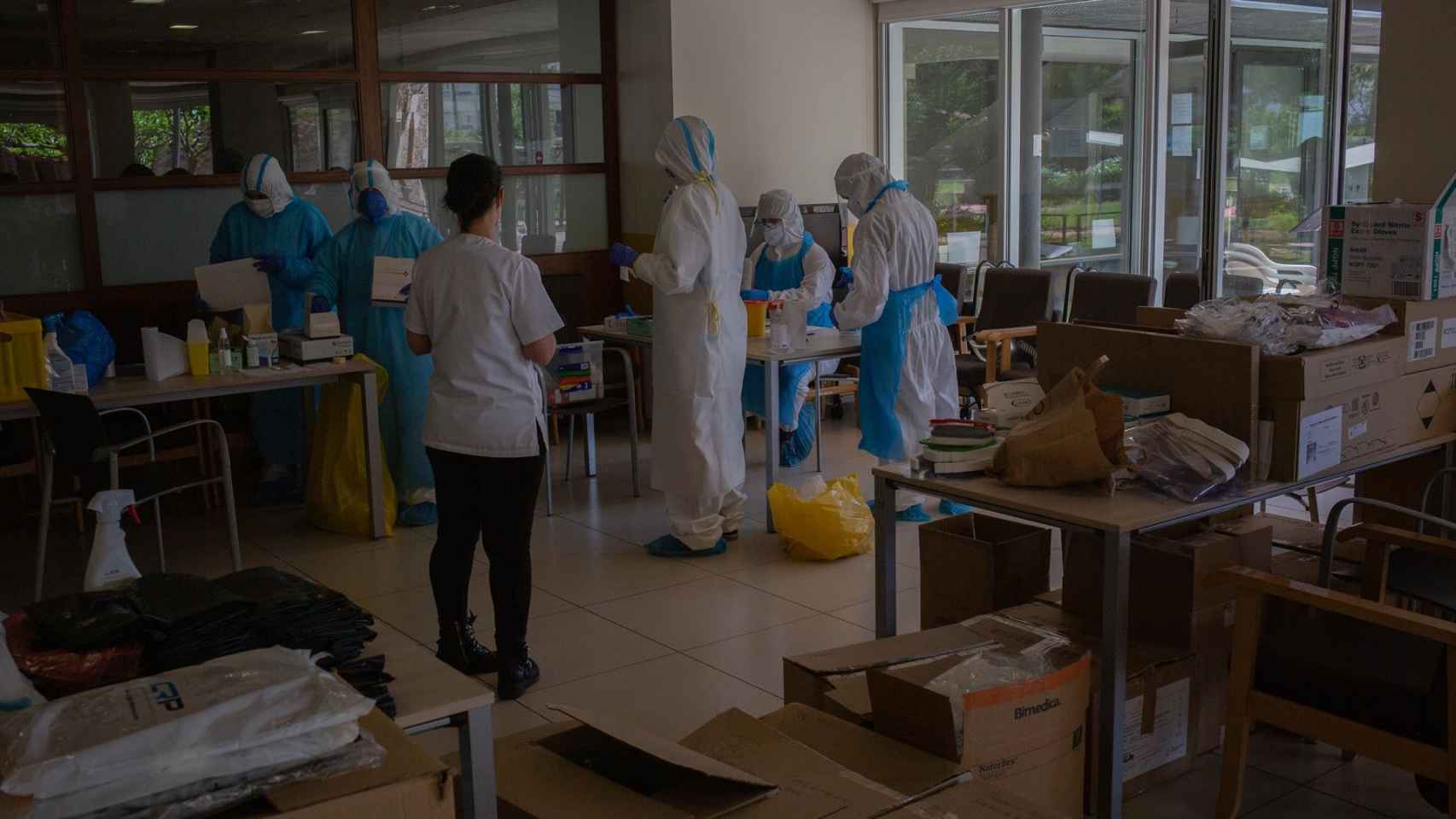 Voluntarios de la ONG Proactiva Open Arms en la Residencia Geriátrica Redós de Sant Pere de Ribes / Europa Press