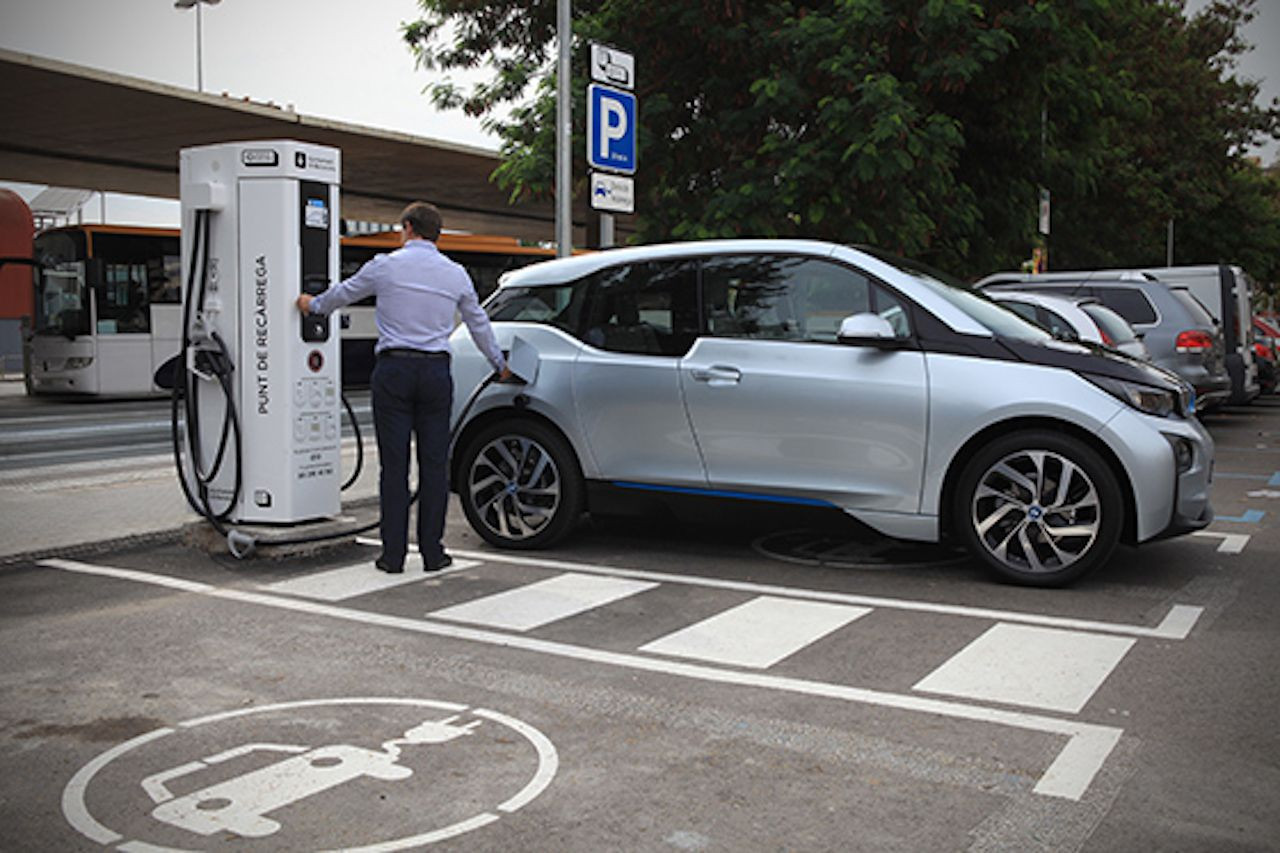 Un conductor recarga un vehículo eléctrico / AJUNTAMENT DE BARCELONA