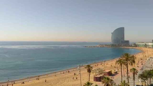 Toallas en las playas de Barcelona a pesar de las restricciones / WEBCAM BARCELONA