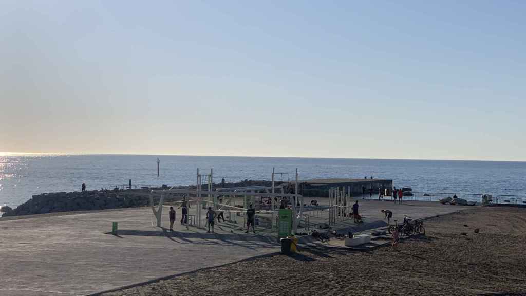 Personas haciendo deporte en la zona deportiva de la Barceloneta vallada / V.M.