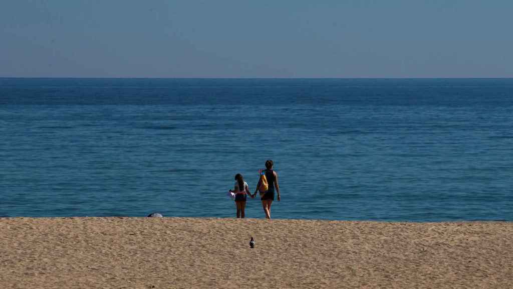 Varias personas disfrutan de la playa de El Masnou, en Barcelona / EFE