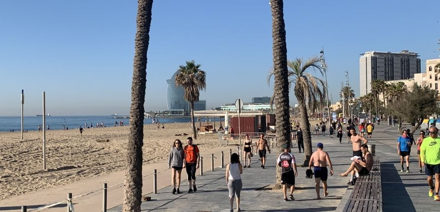 Bañistas en la playa de la Barceloneta