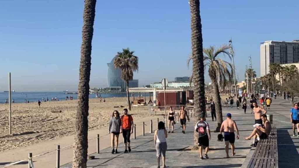 Bañistas en la playa de la Barceloneta