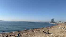 La playa de la Barceloneta llena de falsos deportistas / V.M.