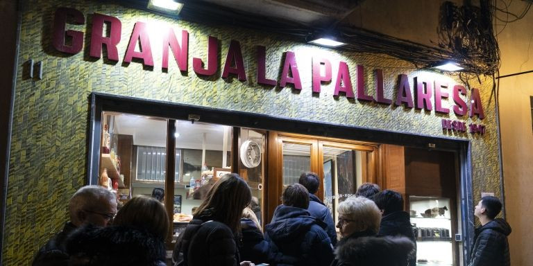 La granja La Pallaresa, mítica en el Gòtic, llena de clientes / ARCHIVO