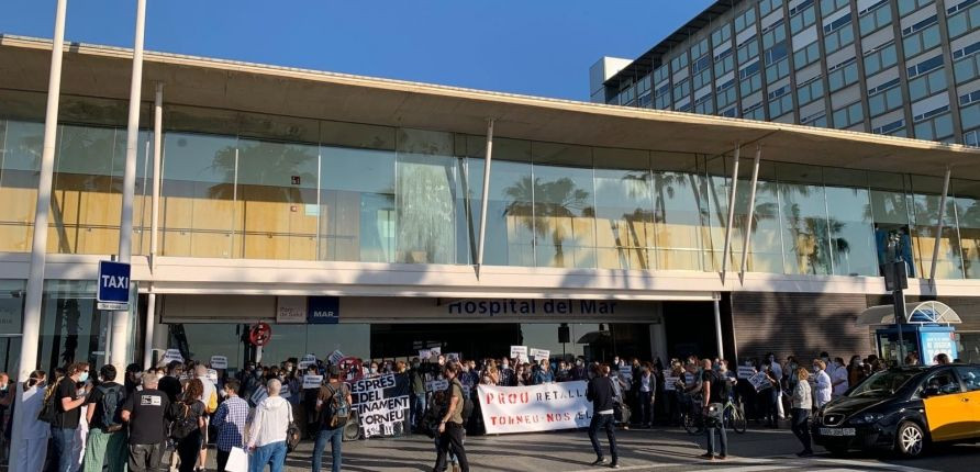 Protesta de los sanitarios delante del Hospital del Mar / V.M.