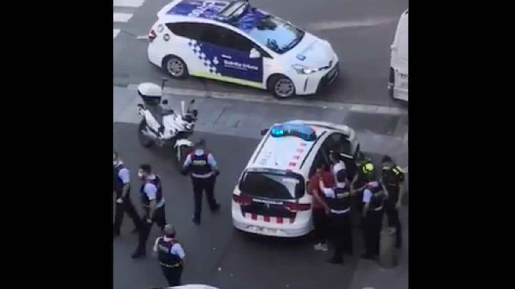 Hasta 10 coches policiales para detener a tres personas en el Raval / @tsankaram