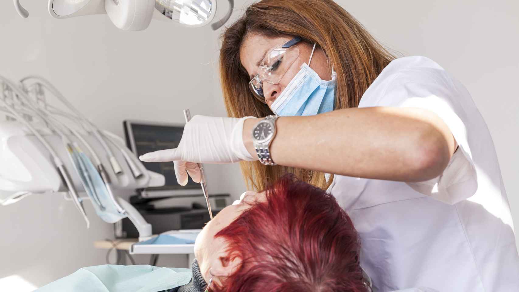 Una dentista atienda a una paciente / AYUNTAMIENTO DE BARCELONA