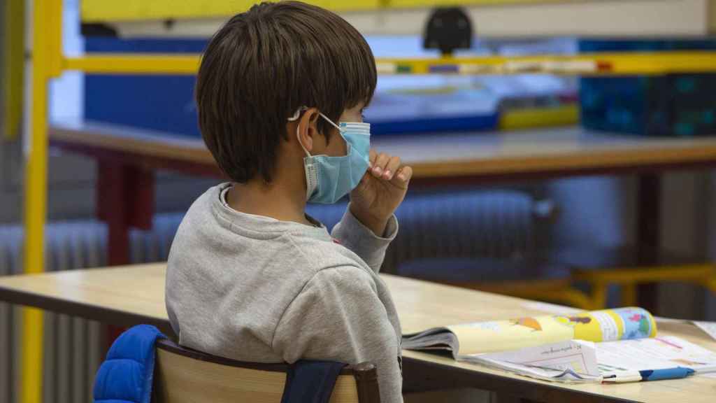 Un niño en una aula con una mascarilla / EFE