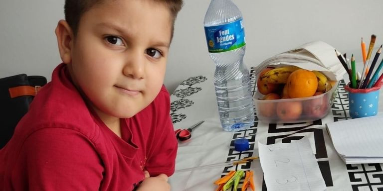 Un niño de La Mina aprende a contar con pinzas, montadientes, alimentos y otros objetos / M.A