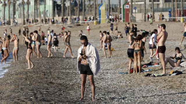 Ambiente en la playa de la Barceloneta a primera hora de la mañana / EFE - ANDREU DALMAU