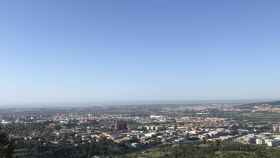 Fotografía del cielo de Barcelona y parte de su área metropolitana este 21 de mayo en la que se aprecia contaminación en el aire / EUROPA PRESS