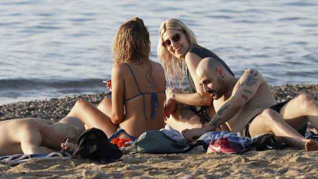 Ambiente en la playa de la Barceloneta a primera hora de este jueves / EFE- ANDREU DALMAU