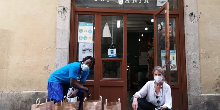 Papaulai y Loreto, delante de la tienda del sindicato de manteros / G.A