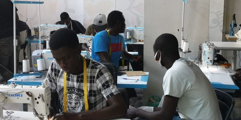 Un grupo de costureros fabrican mascarillas y batas en el taller del Sindicato Popular de Vendedores Ambulantes / G.A