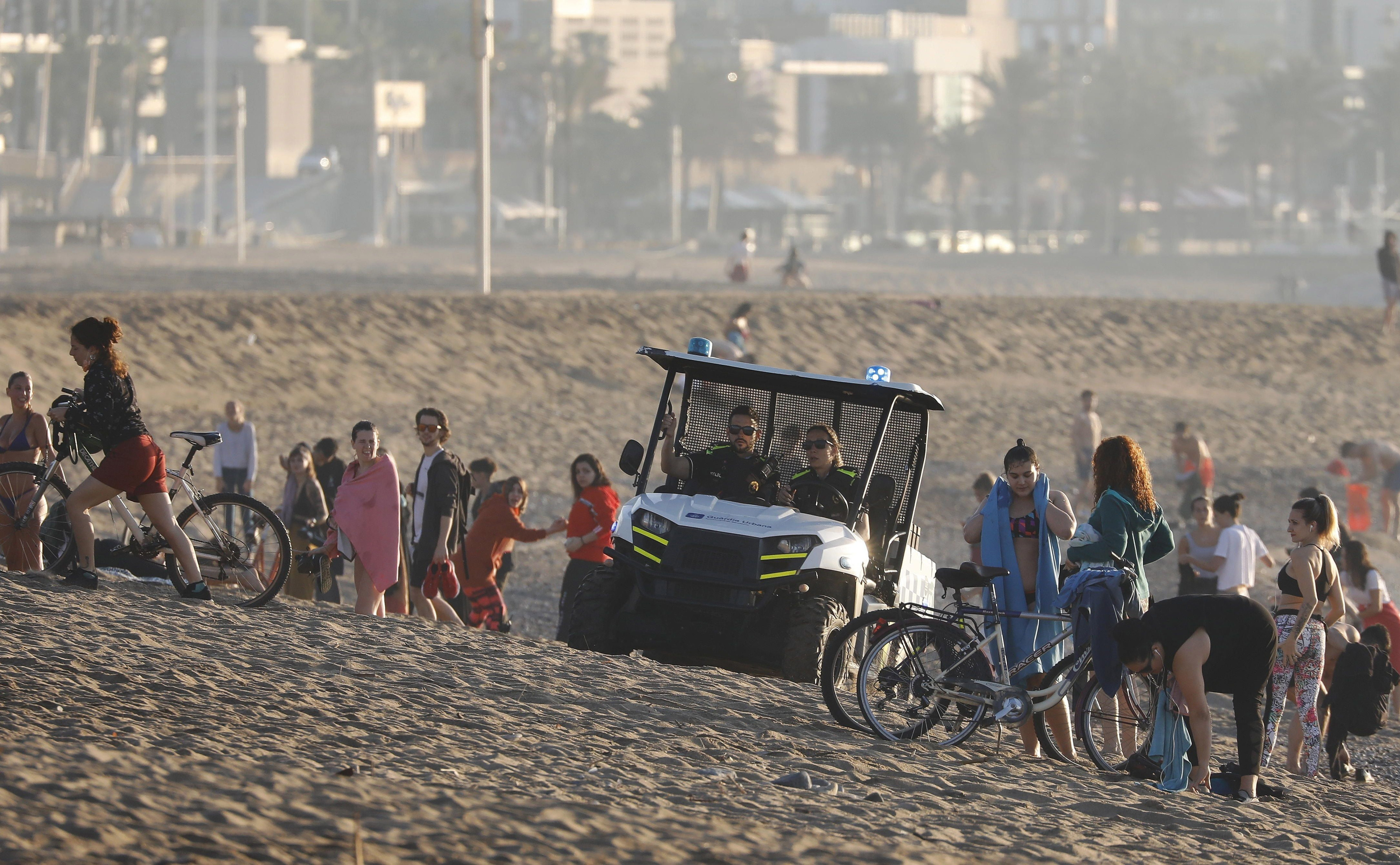 Una patrulla de la Unidad de playa de la Guardia Urbana en Barcelona / EFE