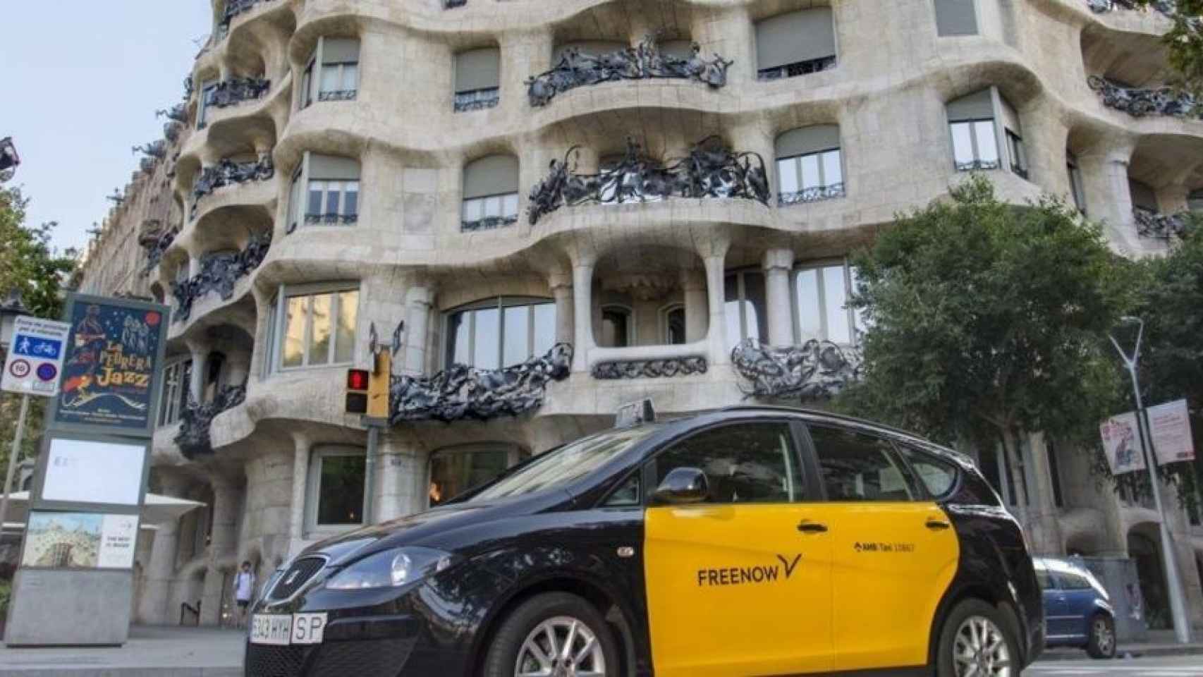 Un taxi circula por las calles de Barcelona / EUROPA PRESS